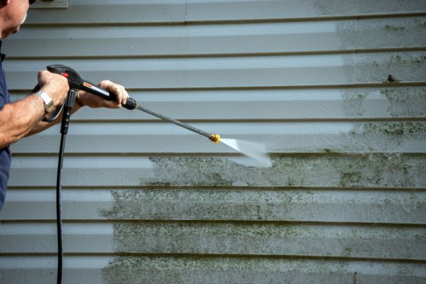 Vinyl Siding Power Washing in Cedar Falls